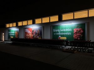Wizualizacja - wisząca reklama, tablica reklamowa, billboard z opatentowanym systemem szybkiej wymiany banerów bannergear™ 2.0 model Wall Slim