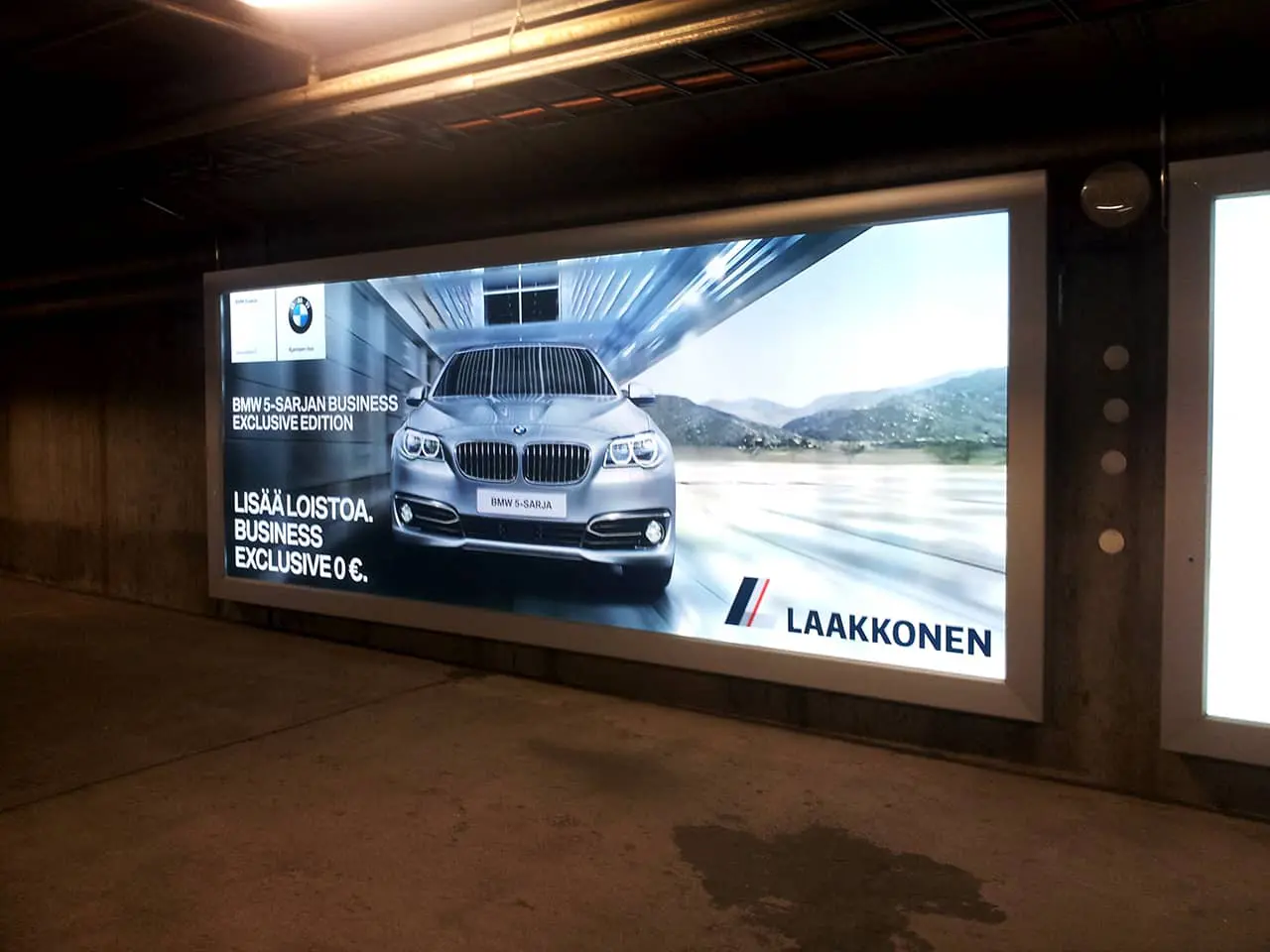 Wisząca reklama, tablica reklamowa, billboard z opatentowanym systemem szybkiej wymiany banerów bannergear™ 2.0 model Wall Slim
