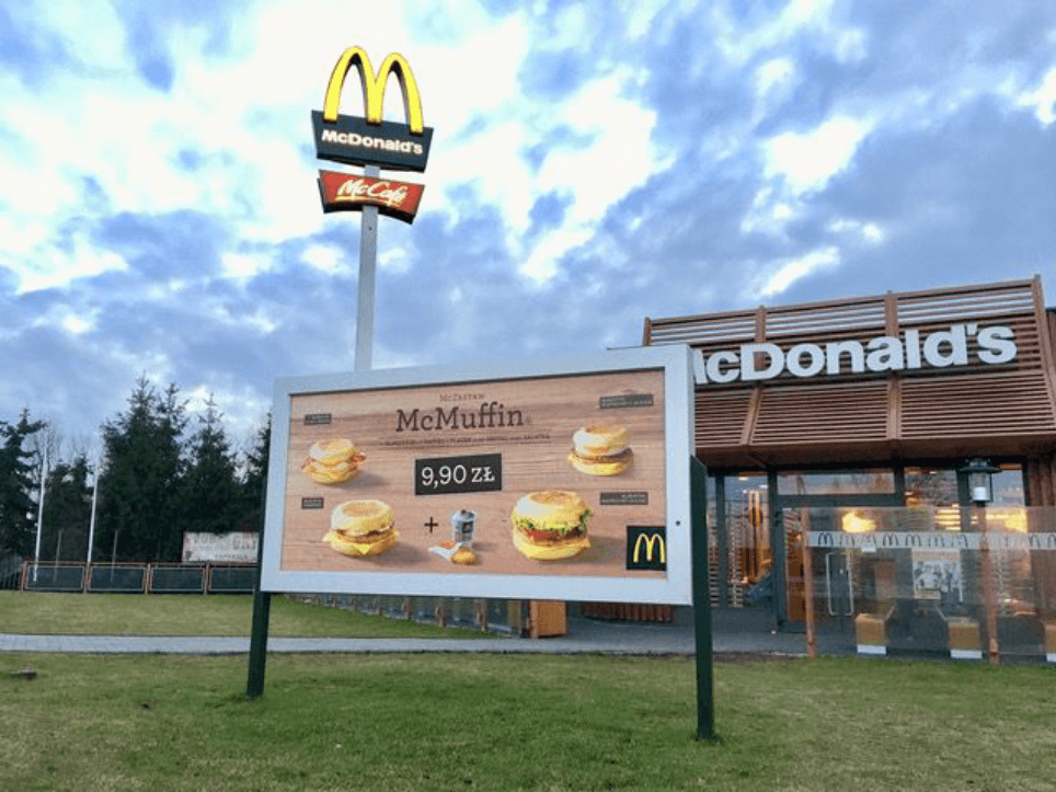 Tablica reklamowa wolnostojąca przed restauracją McDonalds